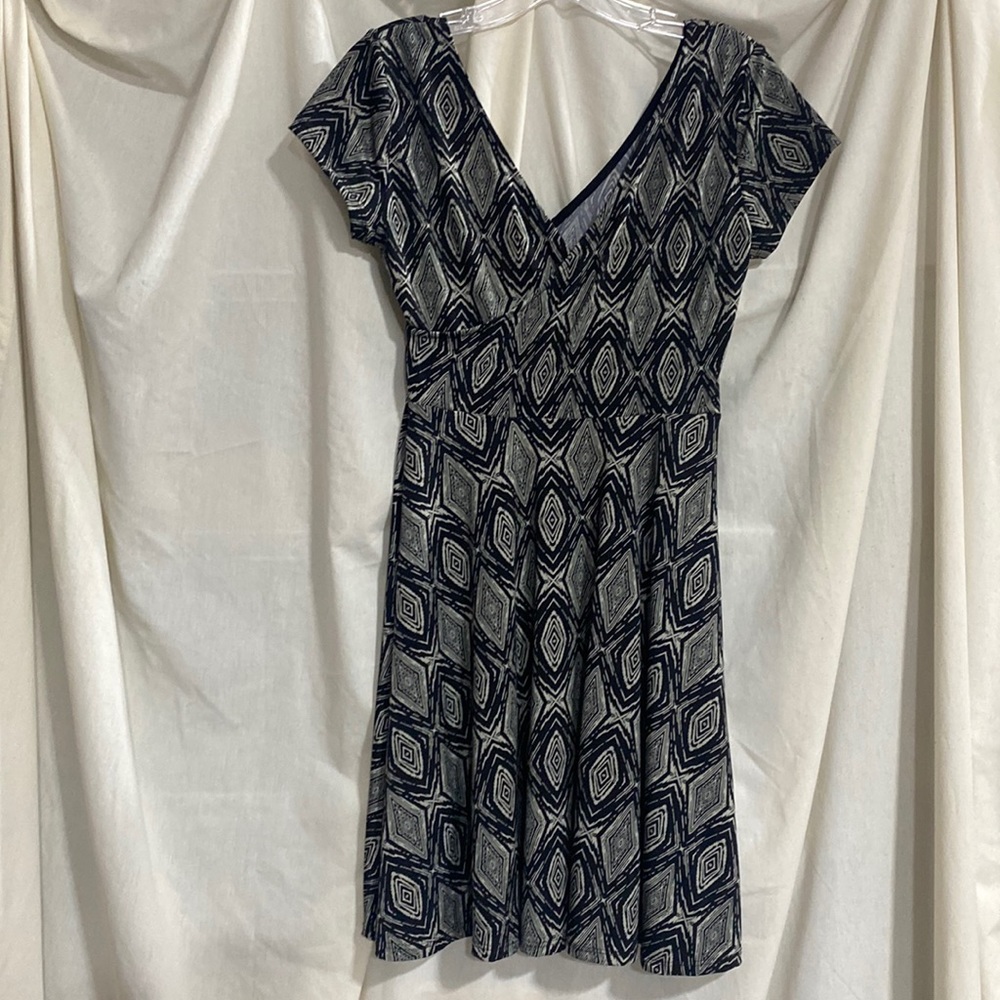 Beautiful wrap style dress - very flattering